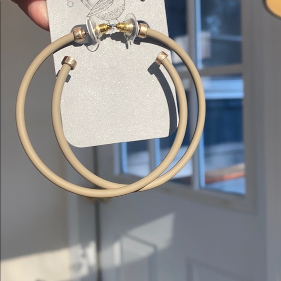 Grey hoop earrings - Picture 3 of 3